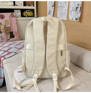 Vue arrière détaillée d'un sac à dos à carreaux crème avec bretelles larges