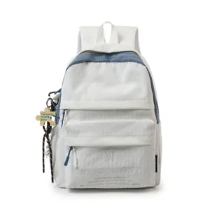 Vue frontale détaillée du sac à dos scolaire blanc minimaliste brodé MARS SOCIETY