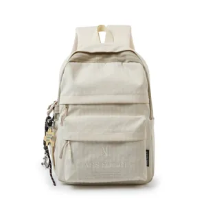 Gros plan sur le sac à dos à carreaux de couleur crème avec ses multiples poches.