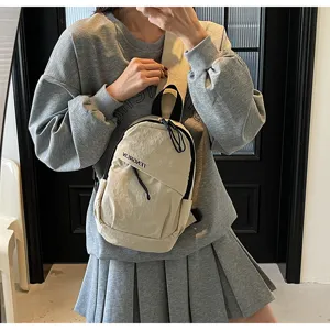 Neutrale beige Nylon-Brusttasche im Streetstyle mit grauem Sweatshirt und Rock