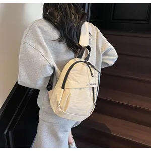 Minimalistische beige Nylon-Umhängetasche mit Tengrun-Logo an einem Modell