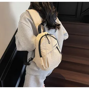 Minimalistische beigefarbene Brusttasche aus Nylon im Streetstyle Rückansicht am Modell.