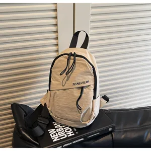 Beige Streetstyle-Brusttasche im neutralen Design mit schwarzem Markenlogo-Detail