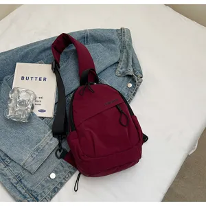 Detailaufnahme der kastanienbraunen Streetstyle-Brusttasche