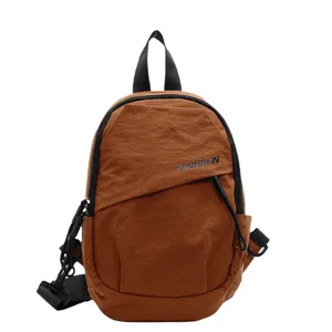 Detailansicht der braunen Unisex-Brusttasche mit Fokus auf Material und Designelemente.