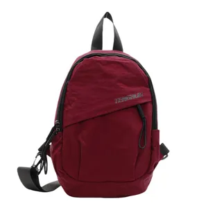 Vorderansicht einer kastanienbraunen Crossbody-Brusttasche im Streetstyle mit Logo