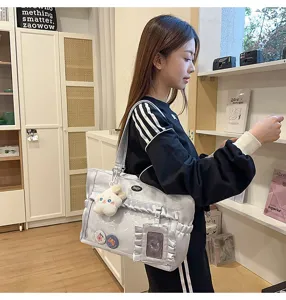 Detail einer silbernen transparenten Ita-Tasche mit Rüschen-Kartenhalter und Anhänger