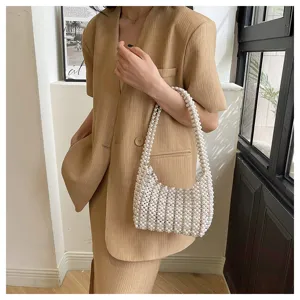 Elegante handgefertigte weiße Perlen Hobo Schultertasche für Damen an einem Model gezeigt
