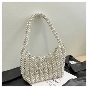 Detailansicht einer handgefertigten Perlenhandtasche auf einer schwarzen Lederjacke