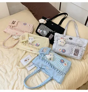 Auswahl an bunten Ita-Bags im Bonbon-Stil mit klarem Fenster und süßen Anhängern