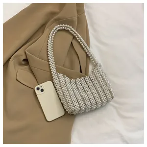 Detailansicht der handgefertigten Perlen-Unterarmtasche mit elegantem Gitter-Design.