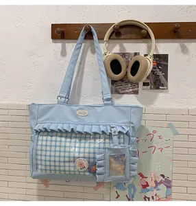 Hellblaue Ita-Bag in Bonbonfarben mit klarem Fenster und Rüschen im Gingham-Muster