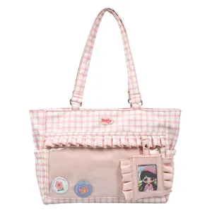 Detailansicht einer rosa karierten Ita-Tasche mit transparentem Sichtfenster und Rüschen