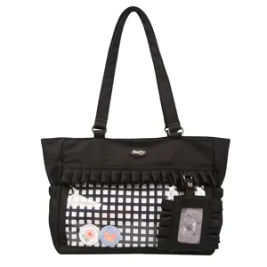 Detailansicht der schwarzen Ita-Tasche mit transparentem Fenster, Rüschen und Karomuster
