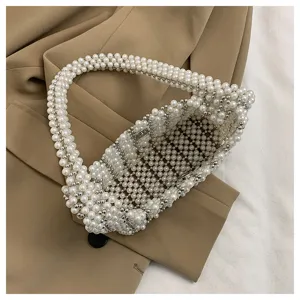 Detailaufnahme einer handgeflochtenen Perlenhandtasche mit feiner Textur