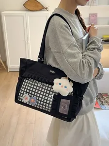 Stilvolle schwarze Ita-Tasche mit transparentem Fenster und eleganten Rüschenrändern