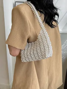 Handgefertigte Schultertasche aus weißen Kunstperlen, von Model getragen