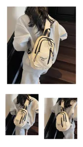 Rückansicht einer cremefarbenen Brusttasche, getragen über einem grauen Trainingsanzug
