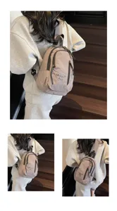 Lässige taupefarbene Nylon-Umhängetasche an einem Modell in einem Alltagskontext.