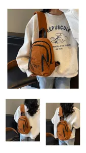 Detailansicht einer orangefarbenen Nylon-Umhängetasche auf einem Sweatshirt