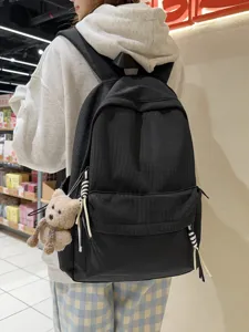 Grand sac à dos scolaire noir pour étudiants avec un design élégant en texture de velours