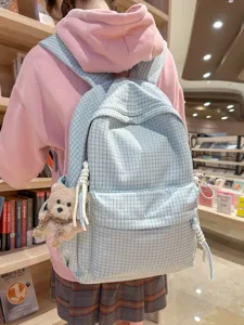 Sac à dos à carreaux bleu clair de style campus avec un joli pendentif ours en peluche