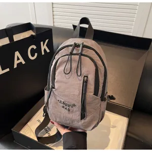 Nahaufnahme der TENGRUN BAG Mini-Umhängetasche aus Nylon mit strapazierfähigem Stoff