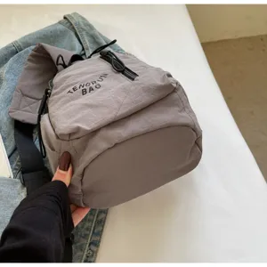 Nahaufnahme der Textur einer grauen, lässigen Workwear-Umhängetasche für den Pendleralltag.