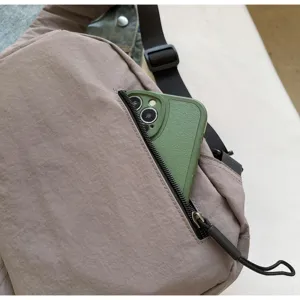 Detailansicht braune Umhängetasche aus Nylon mit Handy in der Tasche