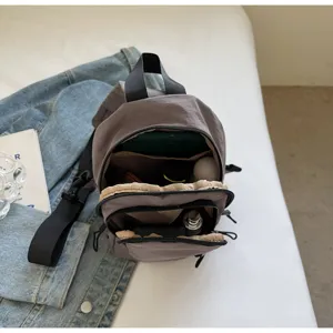 Detailansicht der internen Staufächer einer lässigen Crossbody-Tasche im Workwear-Stil