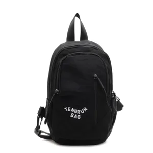 Nahaufnahme einer schwarzen Freizeit-Umhängetasche im Workwear-Stil mit TENGRUN BAG-Print