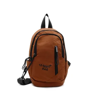 Detailansicht der braunen Freizeittasche mit Multi-Taschen-Design und Reißverschlüssen