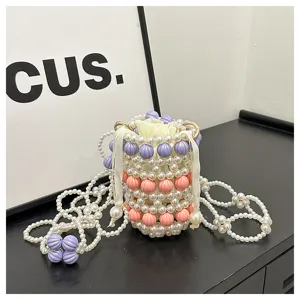 Nahaufnahme einer Mini-Perlen-Eimertasche mit bunten Perlen und praktischem Kordelzug