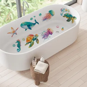 Vue détaillée d'autocollants créatures marines aquarelles sur une baignoire blanche.