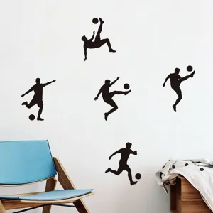 Stickers muraux silhouettes de footballeurs noirs dynamiques dans un décor de maison moderne