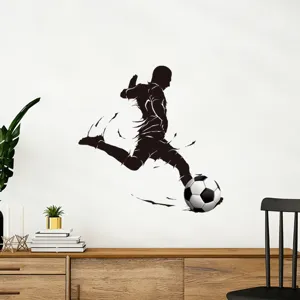Detailansicht eines Wandtattoos mit Fußballspieler-Silhouette im modernen Zimmer