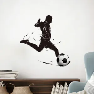 Wohnzimmerwand dekoriert mit einem schwarzen Fußballspieler-Silhouette-Wandaufkleber.