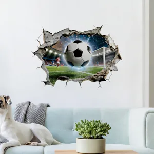Detail eines 3D-Fußball-Wandaufklebers mit Durchbruch-Effekt an einer weißen Wand
