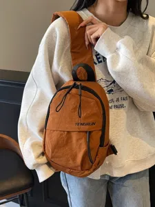 Unisex braune Brusttasche im Streetstyle-Motorrad-Look an einem Model lässig getragen