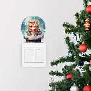 Vista detallada del adhesivo de pared de gato en bola de nieve navideña sobre un interruptor