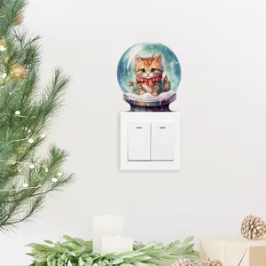 Pegatina de pared festiva de gato en bola de nieve de Navidad sobre un interruptor