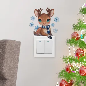 Nahaufnahme eines festlichen Weihnachtsrentier-Aufklebers über einem Lichtschalter