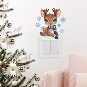 Niedlicher Weihnachtsrentier-Wandaufkleber mit Schneeflocken auf einem weißen Lichtschalter