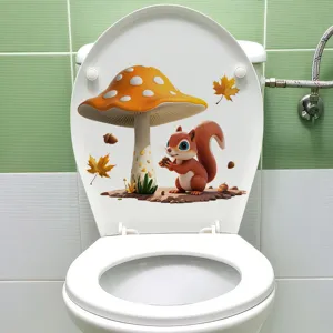 Detail van een waterdichte sticker met eekhoorn en paddenstoel op een witte toiletdeksel.