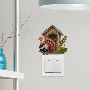 Adesivo murale decorativo con tacchino cartoon applicato sopra un interruttore bianco