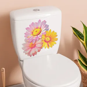 Vue détaillée de stickers décoratifs en PVC fleuris sur un réservoir de toilettes blanc