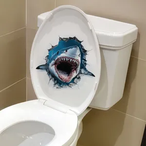 3D-Hai-Wanddurchbruch-Aufkleber auf der Innenseite eines weißen Toilettendeckels