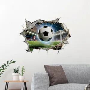 3D-Fußball-Wandaufkleber bricht durch eine weiße Wand in einem modernen Wohnzimmer