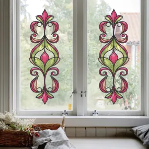 Vue détaillée de stickers de fenêtre floraux rétro appliqués sur une vitre lumineuse.