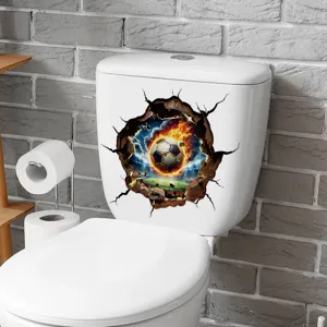 Vue détaillée d'un autocollant 3D de football appliqué sur un réservoir de toilette